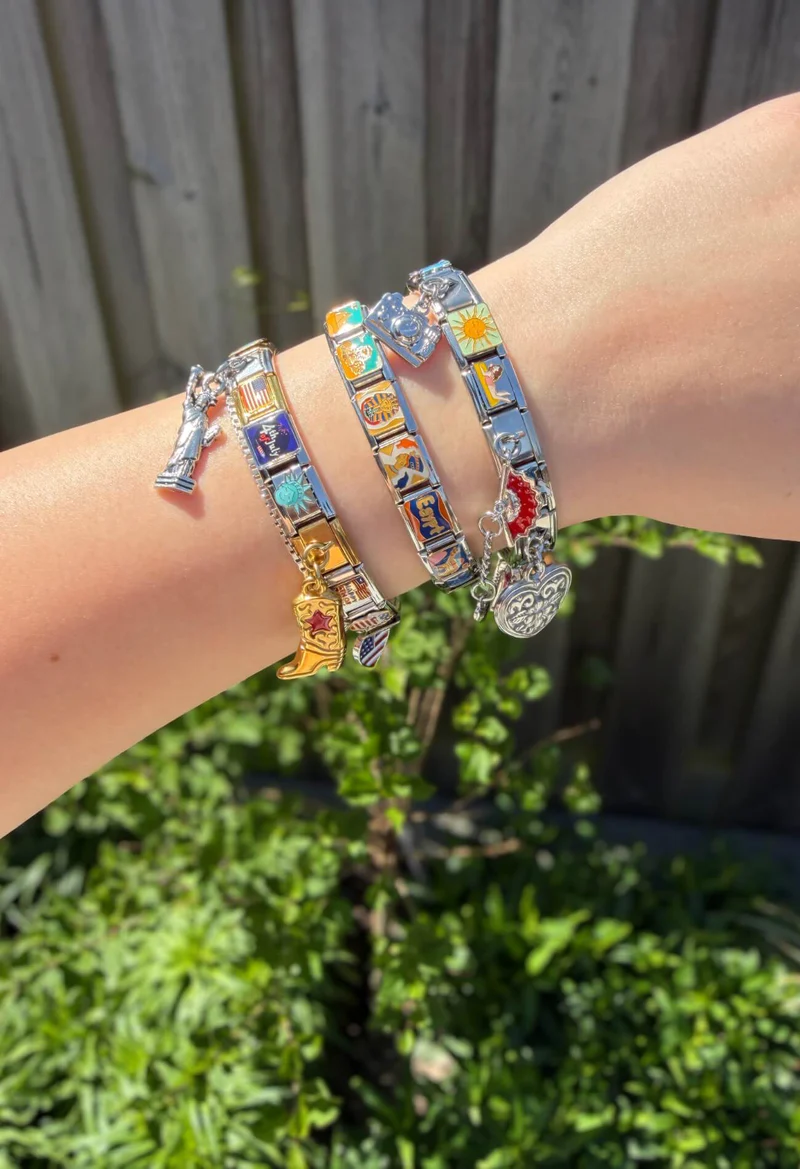 Três pulseiras empilhadas